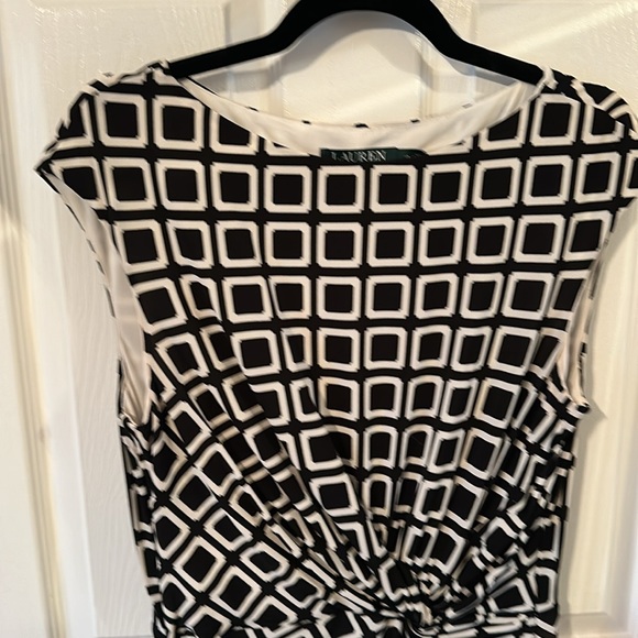 Ralph Lauren sleeveless with notch at waistline - Picture 3 of 4